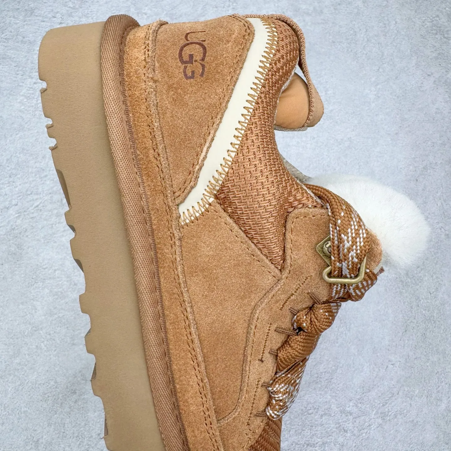 Pick up locally 💰600 UGG 4032 Meyer autumn and winter sheepskin and fur integrated snow boots. All shoes are made from the same factory as ZP. Longfeng A-grade Australian imported sheepskin and fur integrated men's and women's boots. Brand OEM production line. Fully follow the ZP process. OEM original pattern maker. Adhering to the principle of no original shoes and no development selection. Pay attention to every detail. The most authentic version on the market TREADLITE "Light Wing" technology outsole. Lightweight/durable/flexible/pile size: 35 36 37 38 39 40 41 42 43 44 45 Coding: by3936010